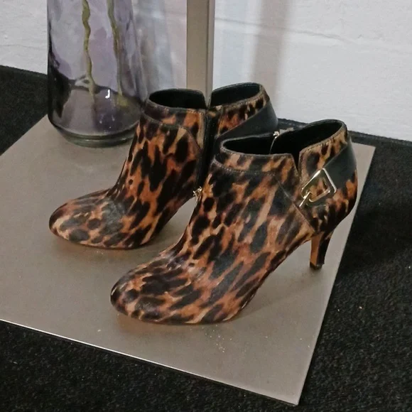 Vince Camuto leopard print heels. 041 - Picture 4 of 11
